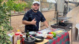 Haciendo brochetas de camarón con La Chero de Cerro Agudo que se aventó las tortillas de harina