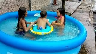 Estamos na piscina KKK