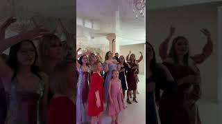 Вся свадьба решила помочь выкупить невесту песней