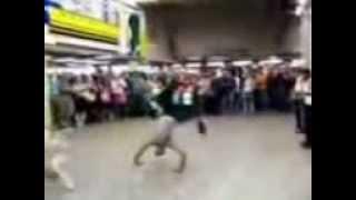 homem da chute na cara de criança