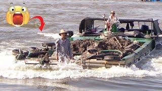 [774] Steel boats carrying overloaded sand entering the dam gate are very dangerous