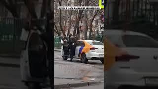 Бухой в ноль вышел из каршеринга. Хорошо что позвонил в Яндекс.Драйв и ему заблокировали двигатель!