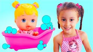 BIA BRINCA COM BONECAS VÍDEOS ENGRAÇADOS POR BIA E HENRY KIDS