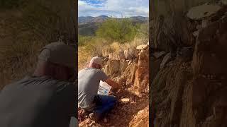 Working a Giant Quartz Vein for Vein Samples #goldhunter #treasure #goldhunt