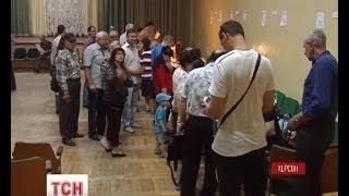 Херсонську школу з виборчими дільницями закидали "коктейлями Молотова"