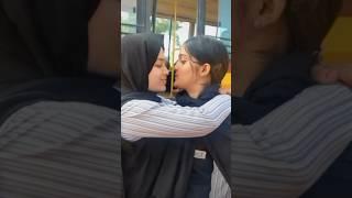 #girls #kissing #collagelife #students #streetview