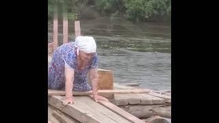 Жителям курганской деревни приходится ползти за пенсией на четвереньках по самодельному мосту