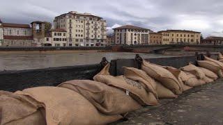 Pisa, l'Arno in piena fa paura