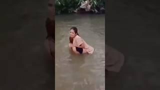 Ada wanita berak di sungai