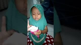 Aliyah makan eskrim