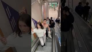ПРАНК НА ЭСКАЛАТОРЕ/ДЕВУШКИ ПОНРАВИЛОСЬ #реакция #shorts #пранк