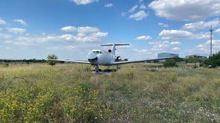 Заброшенный самолёт Як-40 пострадавший при штурме Мариуполя