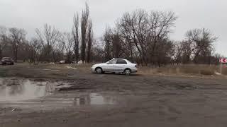 Макеевка. Еще одно видео, как люди растаскивали сахар с перевернувшейся вчера фуры