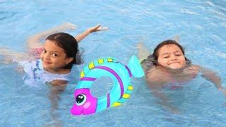 Masal Elif Öykü'ye Yüzme Öğretiyor - Elif Öykü learns to swim, Fun Kid Video