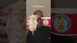 Burrito di bistecca al formaggio grigliato Taco Bell con salsa Dave's. Bocconcini di grande spess...