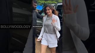 Arey baap re...Rasha Thadani ki car se utaar ne ke style kaise lagi | Bollywoodlogy