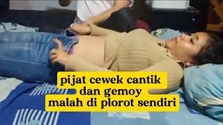 PIJAT TRADISIONAL//cewek cantik ini pijat perut untuk melancarkan menstruasi.