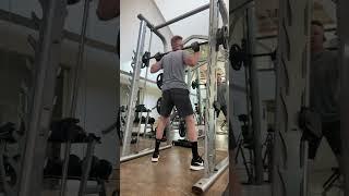 Beginner tries deep squat￼ on smith machine