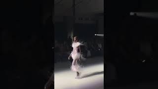 Летящие наряды и аксессуары на показе Mugler.