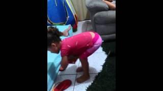 Criança rebolando