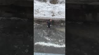 Ничего необычного. Просто в Усть-Куте школьник бродит по лужам после занятий, не смотря на лед