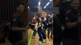 Hana Hanifah bareng 3 Pria joget TikTok di kantor BIN. HOT!! Viral...