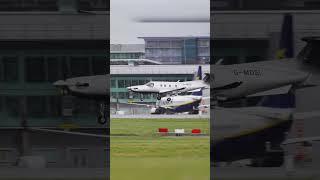 Plane STRUGGLES to land during a STORM!