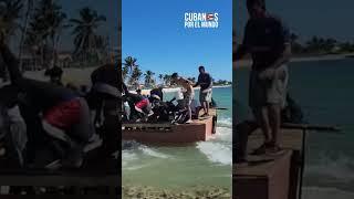 Balseros cubanos desembarcan en Sombrero Beach a plena luz del día frente a los bañistas