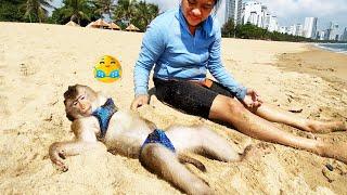 Monkey Lyly excitedly went to the beach to relieve stress with her mother