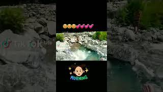 дети. плавает на речка 