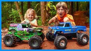 RC Monster Trucks - Traxxas Bigfoot vs Grave Digger