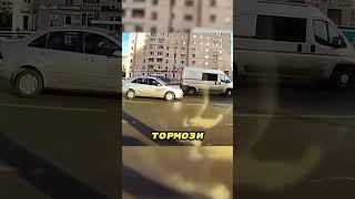 Она перепутала педали газа и тормоза ‍️