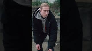 Разбили коллективный подарок прямо у входа #сериал #фильм #кино #моменты #новинка #рек #fyp