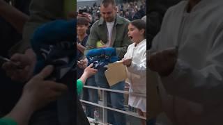 Jannik durante gli autografi ai piccoli tifosi ha regalato il suo asciugamano ad una cucciola...