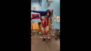 WOMAN LIFT CARRY OVERHEAD