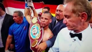 Orlando "El Fénomeno" Cruz defeats Alejandro Valdez by KO in the 7th round