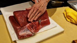 Pro Sushi Chef showing Maguro cutting (Sigomoto 2524)