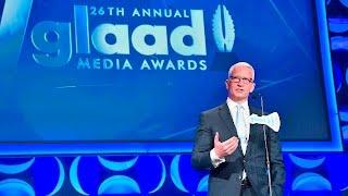 Anderson Cooper Presents to Kelly Ripa at the #GLAADAWARDS