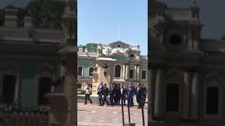 Зеленский пошел пешком от Мариинского дворца