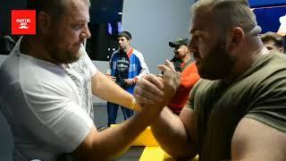 Антон Минаев и Валерий Чуботару поединок за разминочным столом. Armwrestling