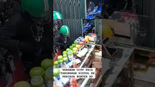 Aksi Pria Yang Memakai Helm Ojol Ini Todongkan Pistol Ke Penjaga Konter Hp #viral #cctv #shorts