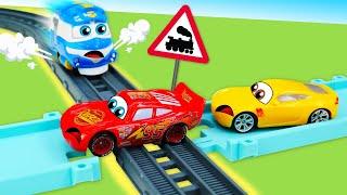 Saetta McQueen giocattolo cade in trappola sulla ferrovia! Giochi per bambini con le macchine