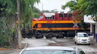 KCSM 4913 KCSM 4902 y KCSM 4570 ‐ QSLPTM y la Camioneta de Kansas saliendo de Valles