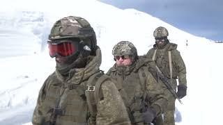Военнослужащие Центра горной подготовки и выживания «Терскол» водрузили Знамя Победы на высшую точку