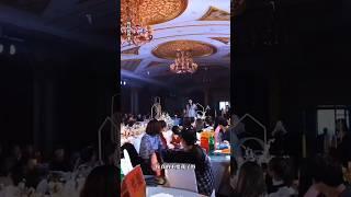  被丈夫抛弃的女人，带着他们的女儿出现在前夫与新娘的婚礼上，唱出一曲埋藏已久的心声，字字句句都是爱过的痕迹。真正的爱，不是拥有，而是放手时依然祝福。 #真爱永恒 #爱情见证 #感人瞬间 #人生故事