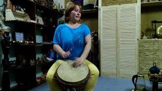 Девушка очень круто играет на джембе (woman playing the djembe)