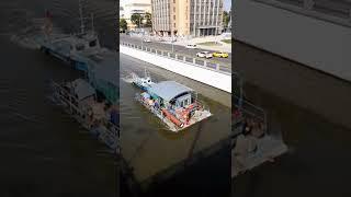 Дом на плоту. Катер толкает плот. House on a raft