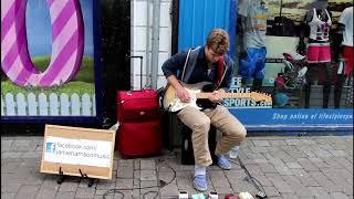 Amazing street guitarist play just like Mark Knopfler