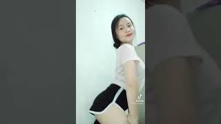 GOYANG PANTAT MONTOK HOT CEWEK MANADO BOHAY