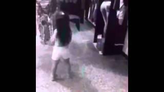 Niña de 3 años bailando mueve toto